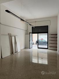 Ampio locale commerciale