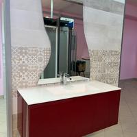 Arredamento bagno lavabo contenitore e specchio