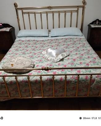 letto dorato matrimoniale di marca