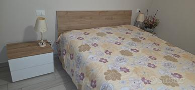 letto matrimoniale e comodini
