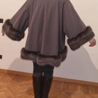 Cappotto mantella con bordi in pelliccia