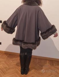 Cappotto mantella con bordi in pelliccia