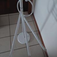 Piantana per bagno di colore bianco