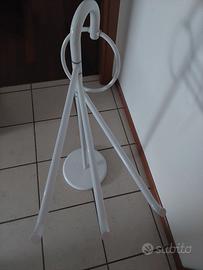 Piantana per bagno di colore bianco