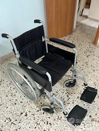 Carrozzina a rotelle pieghevole leggera