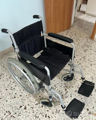 Carrozzina a rotelle pieghevole leggera