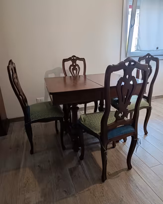Tavolo vintage con sedie 