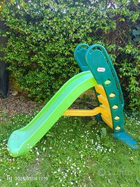 Scivolo, trampolino e giochi per bambini