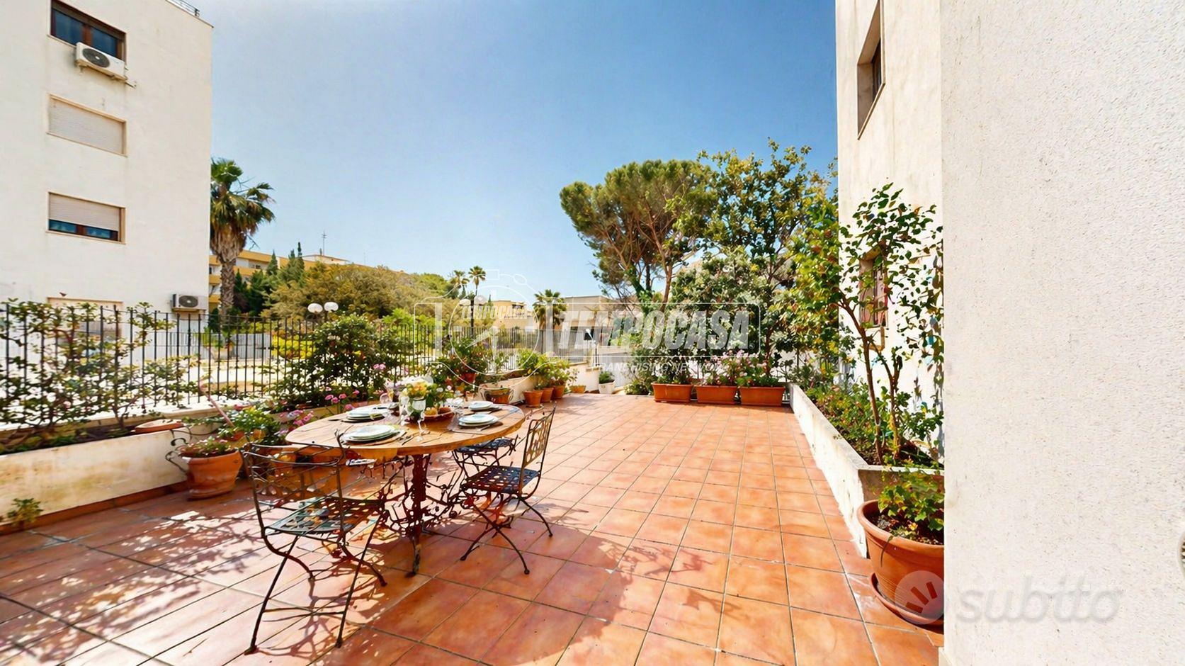 Ampia Casa con Giardino e Box in Via Lequile