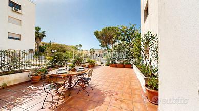 Ampia Casa con Giardino e Box in Via Lequile