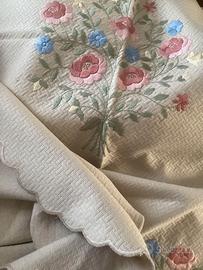 Copriletto in piquet ricamato anni '70