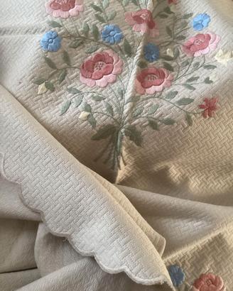 Copriletto in piquet ricamato anni '70