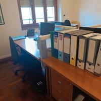 4 SCRIVANIE con 3 sedie e  4 cassettiere