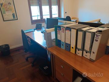 4 SCRIVANIE con 3 sedie e  4 cassettiere