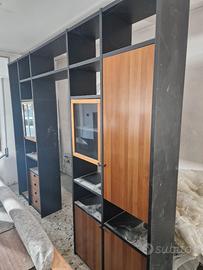 ARMADIO CON SCAFFALI, ANTE IN VETRO E LEGNO