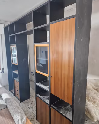 ARMADIO CON SCAFFALI, ANTE IN VETRO E LEGNO