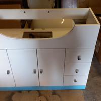 Mobile lavabo con ante e cassetti