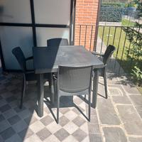 Tavolo e 4 sedie da esterno
