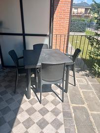 Tavolo e 4 sedie da esterno