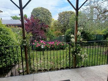 Bilocale con terrazza, giardino privato e garage