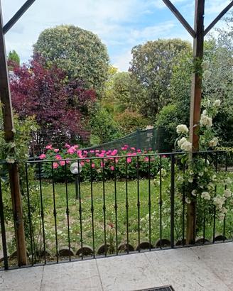 Bilocale con terrazza, giardino privato e garage