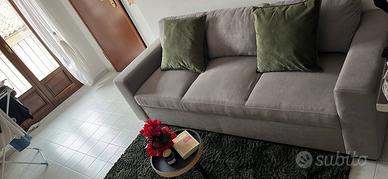 Divano grigio chiaro a tre posti 220x85
