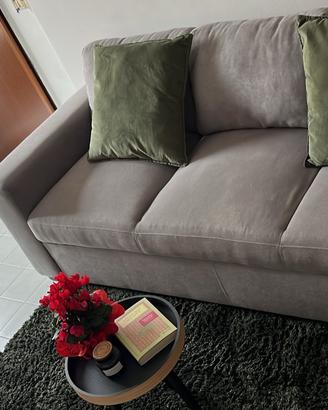 Divano grigio chiaro a tre posti 220x85