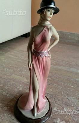 Statua Capodimonte Donna in Abito con Cappello