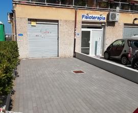 Locale commerciale c1 con area privata antistante
