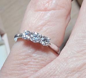 Trilogy in oro bianco con diamanti 