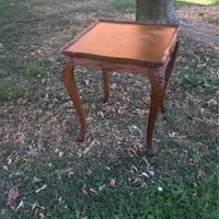 Tavolino in legno intarsiato