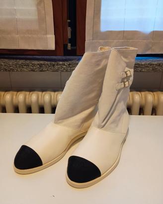 Stivaletto alto Chanel con fibbie