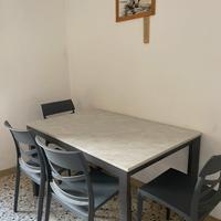 Tavolo grigio allungabile + 4 sedie abbinate