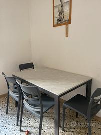 Tavolo grigio allungabile + 4 sedie abbinate