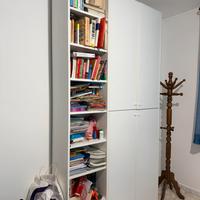 Mobile bianco con scaffalatura