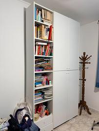 Mobile bianco con scaffalatura