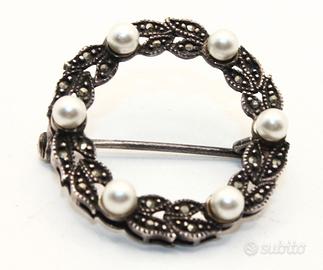 Antica spilla circolare in argento, perle e marcas