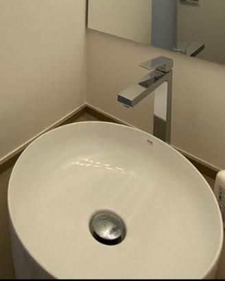 lavabo con rubinetto