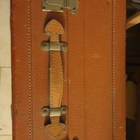 Vecchia valigia in fibra 