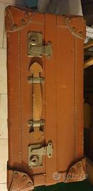 Vecchia valigia in fibra 