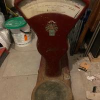 Bilancia rosso scuro Berchel da restaurare