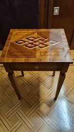 Tavolino intarsiato