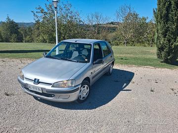 Peugeot 106 pieno di benzina e passaggio incluso 