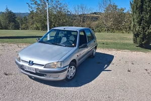 Peugeot 106 pieno di benzina e passaggio incluso 