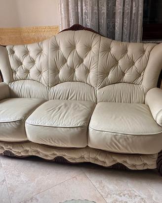 DIVANI IN PELLE E LEGNO
