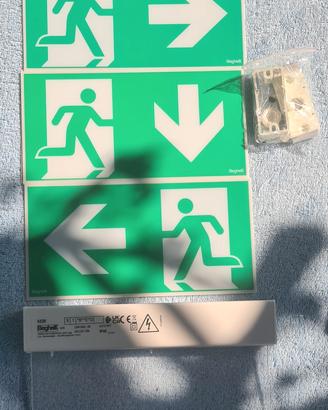 Lampada segnaletica emergenza Beghelli a Bandiera