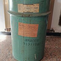 Bidone metallo antico con matricola ed etichette