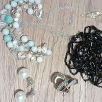 Collane, orecchini e altro ancora.