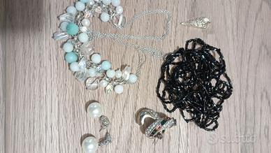 Collane, orecchini e altro ancora.