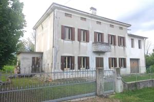 SAN GIOVANNI DEL TEMPIO: casa con ampio terreno